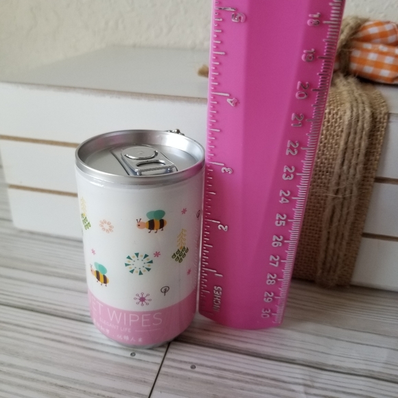 Mini Wet Wipes With Canister Keychain, Spring Design Mini Wipe Dispenser New - Picture 5 of 8
